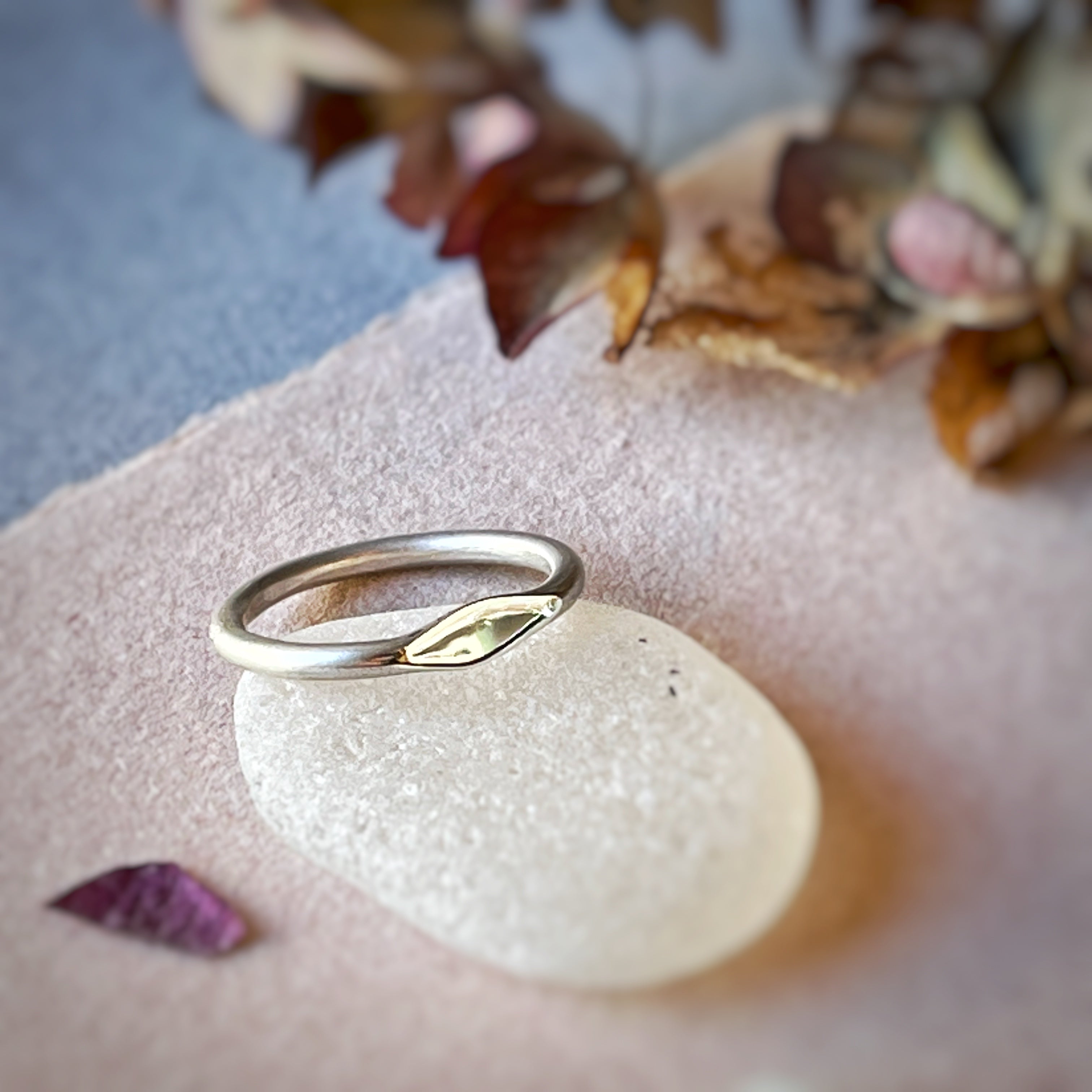 Matt texture ring with hammered face image 0