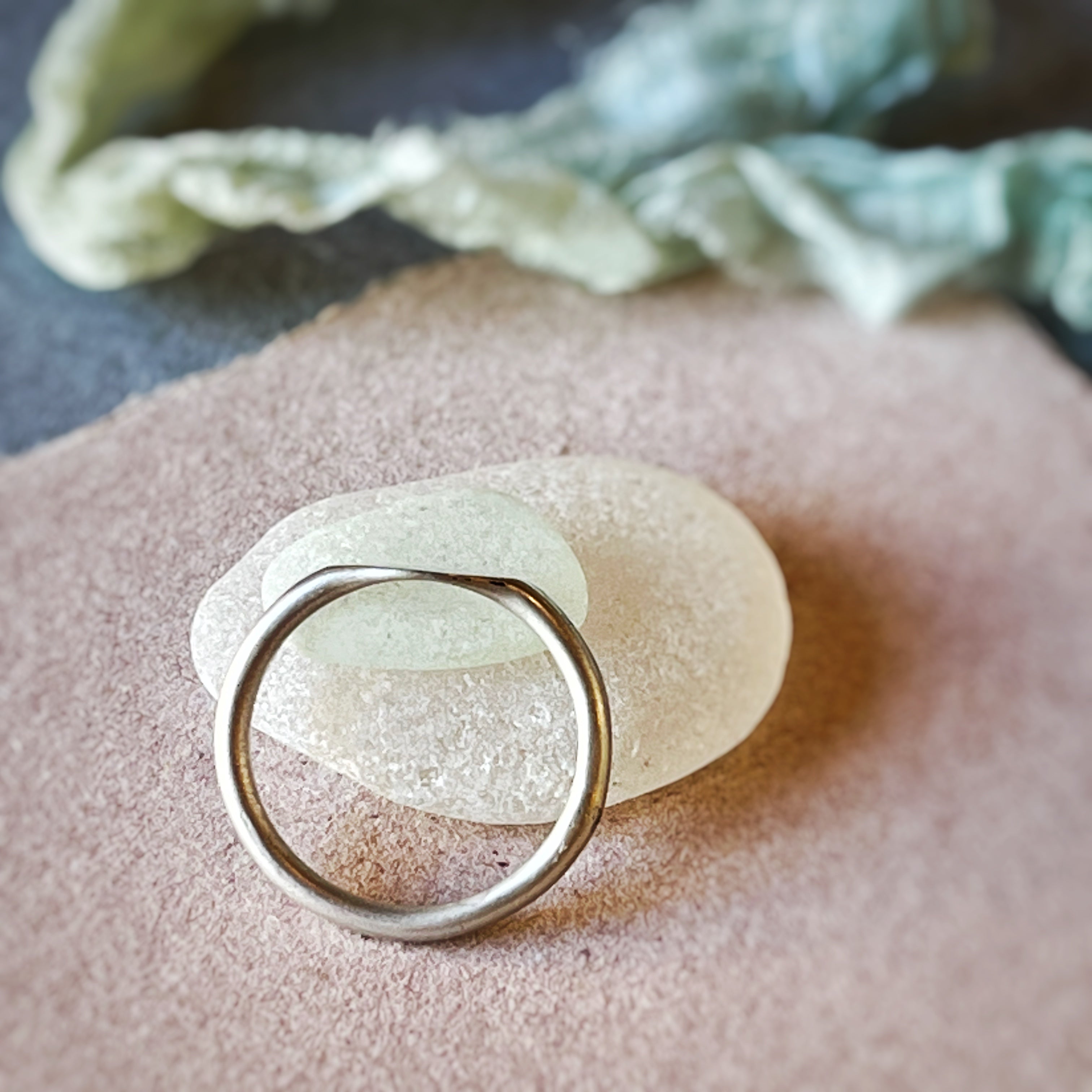 Matt texture ring with hammered face image 1